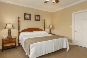 a bedroom with a bed and two lamps and a door at Branson's Great Rock Retreat in Branson