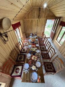 Una vista aérea de una mesa larga con comida. en Katun Lanista-Kolibe Bogavac en Mojkovac