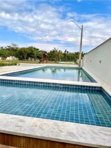 uma piscina com azulejos azuis em cima em Ap Remanso em Barreirinhas