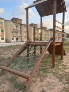 een speeltuin met een glijbaan voor een gebouw bij Ap Remanso in Barreirinhas