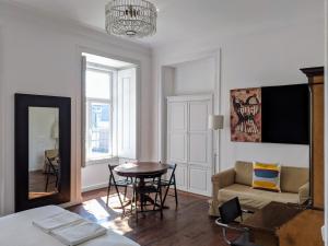 sala de estar con mesa y sofá en Lost Lisbon :: Cais House, en Lisboa