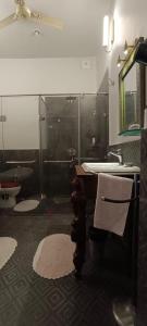 un baño con lavabo y espejo en Ranjit's Svaasa Amritsar, en Amritsar