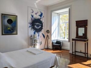 ein Schlafzimmer mit einem Bett und einem Augenbild in der Unterkunft Lost Lisbon :: Cais House in Lissabon