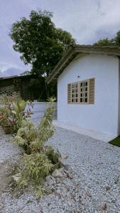 un edificio bianco con finestra e alcune piante di Kota Bharu RS Desa Roomstay a Kampong Haji Musa