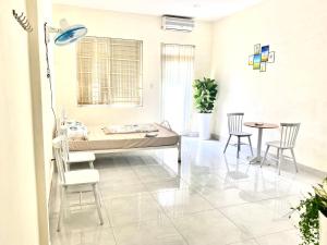 een woonkamer met een tafel en stoelen bij Vina Home in Ho Chi Minh-stad
