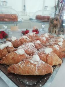 Een stel gebakjes met zure room erop. bij Mediterranean Boutique Hotel in Tropea