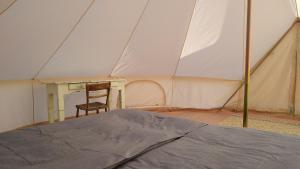 Postel nebo postele na pokoji v ubytování Cosy Farmhouse Glamping