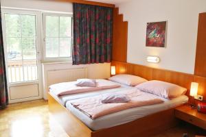 מיטה או מיטות בחדר ב-Familienparadies Reichenhauser