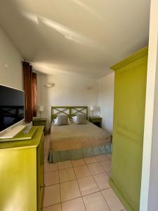 - une chambre avec un lit dans l'établissement Hotel Terriciaë Maussane, à Maussane-les-Alpilles
