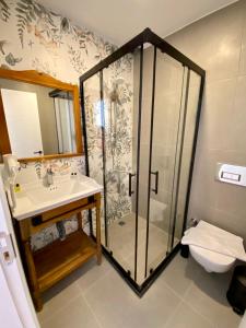een badkamer met een douche, een wastafel en een toilet bij Serez Otel Alaçatı by La Mira in Ildır