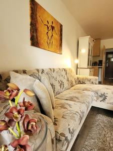 a living room with a couch with flowers on it at Winterberg Appartement 21056 in Winterberg