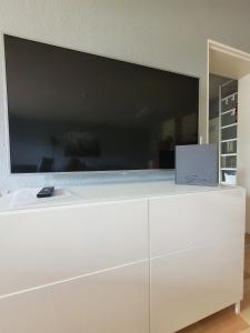 ヴィンターベルクにあるWinterberg Appartement 21090の白いドレッサーの大画面薄型テレビ