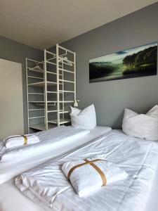 ヴィンターベルクにあるWinterberg Appartement 21090のベッドルーム1室(白いシーツが備わるベッド2台付)
