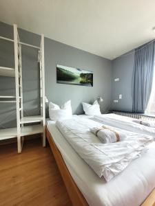 ヴィンターベルクにあるWinterberg Appartement 21090のベッドルーム1室(大型ベッド1台、二段ベッド2組付)