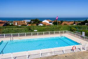Der Swimmingpool an oder in der Nähe von Village Vacances Azureva Anglet