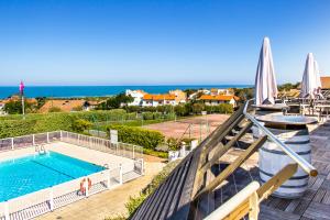 Der Swimmingpool an oder in der Nähe von Village Vacances Azureva Anglet