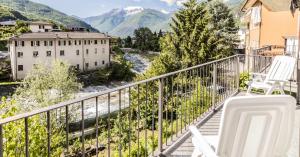 einen Balkon mit Blick auf den Fluss und die Berge in der Unterkunft La Casa sul Fiume in Chiavenna