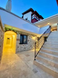 un escalier dans une maison avec une porte jaune dans l'établissement Serez Otel Alaçatı by La Mira, à Ildır