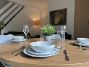 Restaurant o un lloc per menjar a Modernised central Wigan townhouse sleeps up to 6