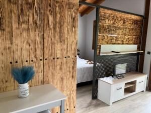 Schlafzimmer mit einem Bett und einem Spiegel in der Unterkunft FUENTE OSCURA in Ramales de la Victoria