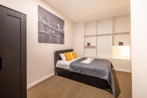 1 dormitorio con 1 cama con almohadas de color naranja en Paile gare du Nord, en Bruselas