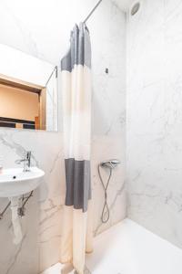 een badkamer met een douchegordijn en een wastafel bij Paile gare du Nord in Brussel