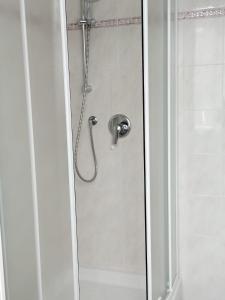 un bagno con doccia e porta in vetro di Affittacamere L'Arco a Volastra