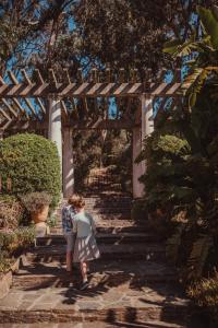 two women walking down the stairs in a garden at La Résidence du Bailli in Rayol-Canadel-sur-Mer