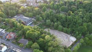 een luchtzicht op een park met bomen en een gebouw bij Wunderschön zwischen Ortsausgang und Waldesrand gelegene, schöne Apartments in Herzogenrath