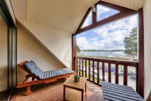 Un balcón con un banco y una gran ventanal. en Vue mer à Carnac, Duplex pour 8, en Carnac
