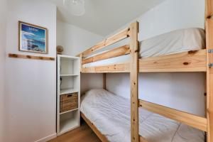 Un dormitorio con dos literas y un armario. en Vue mer à Carnac, Duplex pour 8, en Carnac