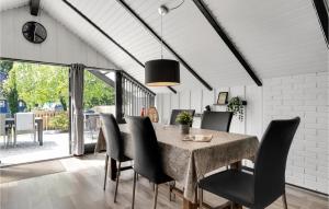 une salle à manger avec une table et des chaises noires dans l'établissement Stunning Home In Rdby With Kitchen, à Rødby