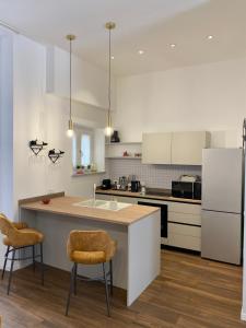 eine Küche mit weißen Schränken und einem weißen Kühlschrank in der Unterkunft Casa Brezi in Palermo