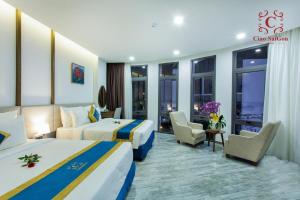 Postel nebo postele na pokoji v ubytování Ciao Saigon 2 Hotel