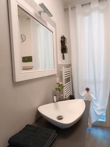 ソンマカンパーニャにあるLa Casetta, appartamento nel verde a Sommacampagnaのバスルーム(白い洗面台、鏡付)
