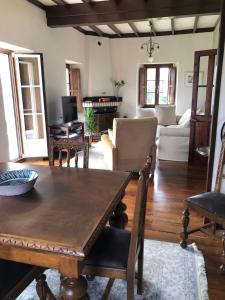 uma sala de estar com uma mesa de madeira e cadeiras em Casa Tula em Ortigueira