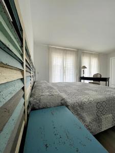 Un dormitorio con una cama grande y una ventana en Nemi, en L'Escala