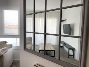 een woonkamer met een groot raam en een tafel bij Nemi in L'Escala