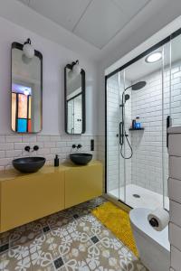 y baño con 2 lavabos y ducha. en Casa Carmen Murcia, en Murcia