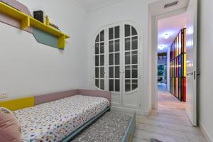 Habitación pequeña con cama y pasillo en Casa Carmen Murcia, en Murcia