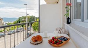 - une table avec un bol de fruits sur le balcon dans l'établissement Villa Zvonko, à Split