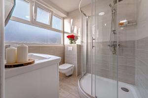 y baño con ducha, aseo y lavamanos. en Villa Zvonko, en Split