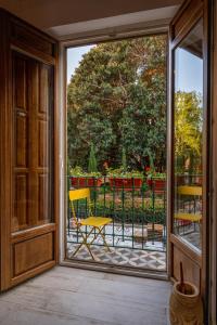una puerta corredera de cristal con una silla amarilla en el balcón en Casa Carmen Murcia, en Murcia
