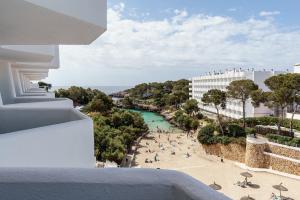 Blick auf den Strand von einem Gebäude in der Unterkunft AluaSoul Mallorca Resort - Adults only in Cala d´Or