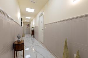 un pasillo con paredes blancas y suelo de mármol en Alloggi Be Deluxe, en Isernia