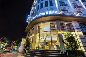 胡志明市的住宿－Ciao Saigon 2 Hotel，夜间在建筑物前的商店