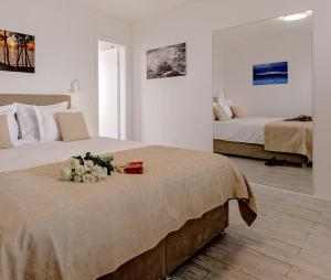 sypialnia z 2 łóżkami z kwiatami na łóżku w obiekcie Villa Zvonko w Splicie