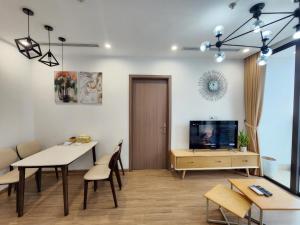 Televízia a/alebo spoločenská miestnosť v ubytovaní Vinhomes Skylake Pham Hung-Lilyland-near Keangnam