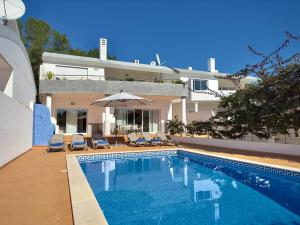 een zwembad voor een huis bij Burgau Sea View, Beach & Pool Villa in Budens