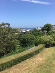 a hedge in a park with the ocean in the background at Casa Tula in Ortigueira